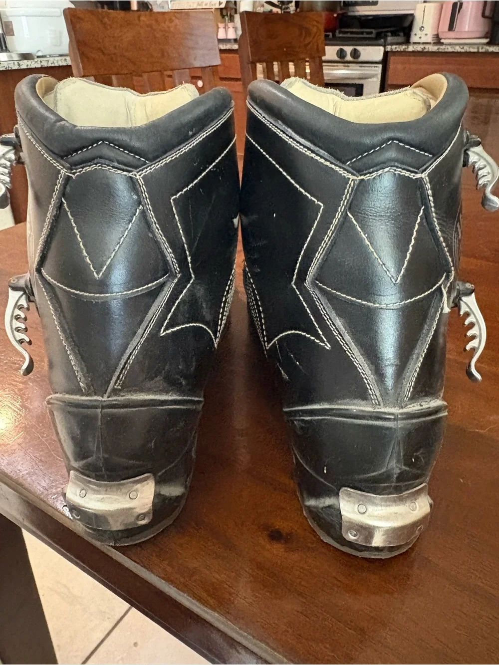 VINTAGE Henke Swiss leather ski boots from the 1960s